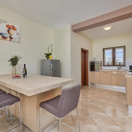 فيلة Bartona For 8 Persons With Private Swimmingpool بولا