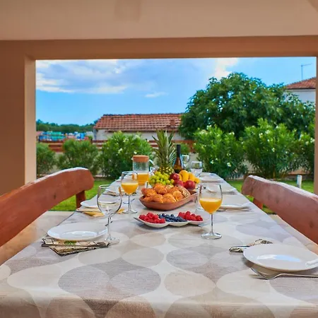 Villa Bartona For 8 Persons With Private Swimmingpool Pula