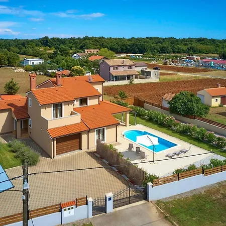 Bartona For 8 Persons With Private Swimmingpool فيلة بولا