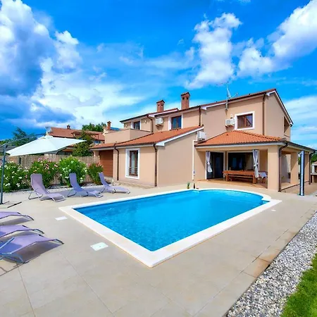 Villa Bartona For 8 Persons With Private Swimmingpool Pula