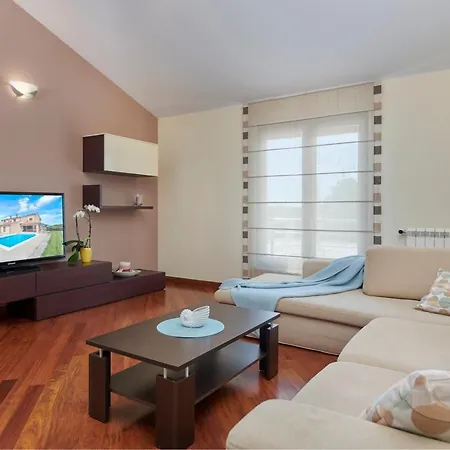 Bartona For 8 Persons With Private Swimmingpool プーラ