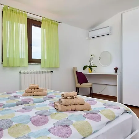 Bartona For 8 Persons With Private Swimmingpool Pula