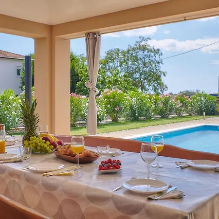 Bartona For 8 Persons With Private Swimmingpool فيلة