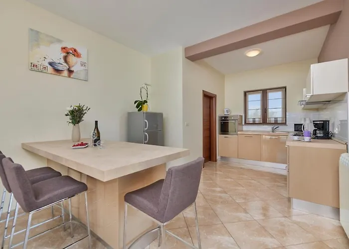 Βίλα Bartona For 8 Persons With Private Swimmingpool Πούλα