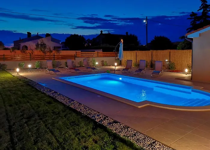 Bartona For 8 Persons With Private Swimmingpool *