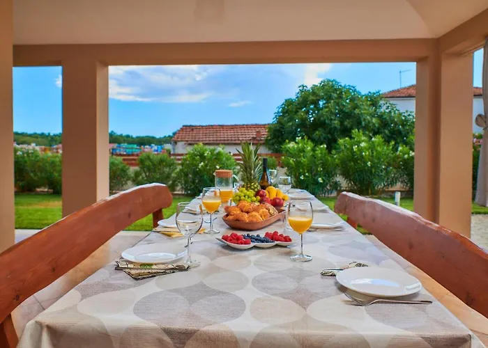 Βίλα Bartona For 8 Persons With Private Swimmingpool Πούλα