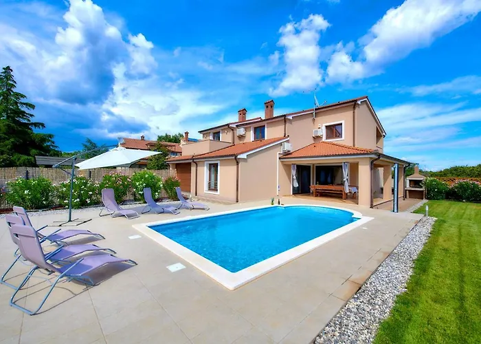 Villa Bartona For 8 Persons With Private Swimmingpool Pula
