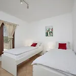 Bartona For 8 Persons With Private Swimmingpool * 풀라
