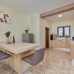 빌라 Bartona For 8 Persons With Private Swimmingpool 풀라