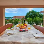 빌라 Bartona For 8 Persons With Private Swimmingpool 풀라