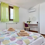 Bartona For 8 Persons With Private Swimmingpool 풀라