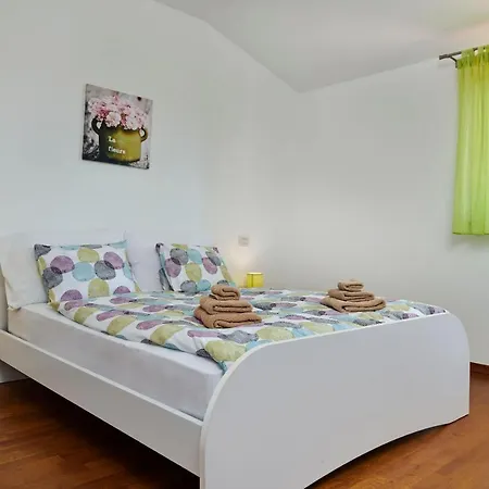 Bartona For 8 Persons With Private Swimmingpool プーラ
