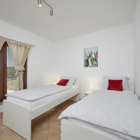 Bartona For 8 Persons With Private Swimmingpool * פולה