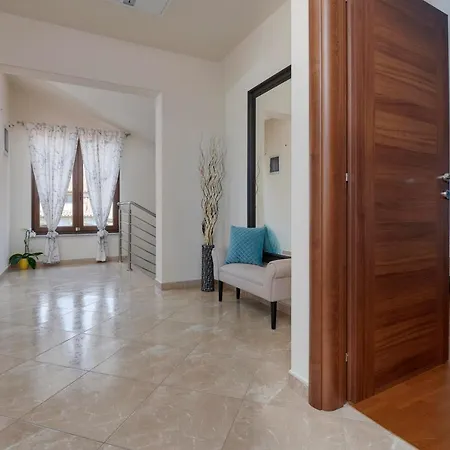 Bartona For 8 Persons With Private Swimmingpool וילה