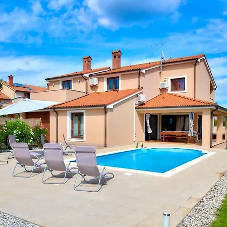 Bartona For 8 Persons With Private Swimmingpool וילה פולה