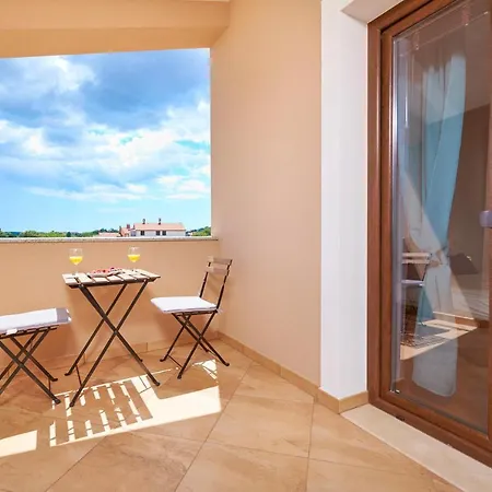 Bartona For 8 Persons With Private Swimmingpool פולה