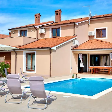 Bartona For 8 Persons With Private Swimmingpool * 풀라