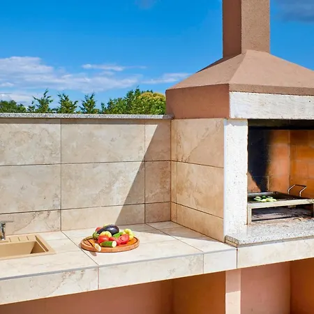 Bartona For 8 Persons With Private Swimmingpool * פולה