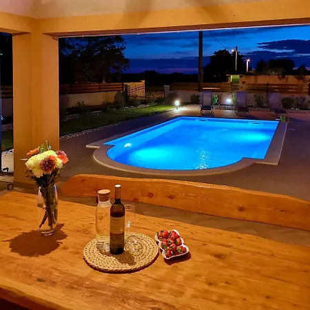 Bartona For 8 Persons With Private Swimmingpool ヴィラ *