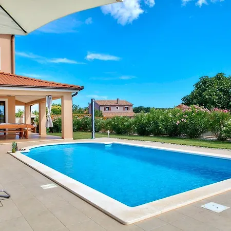 Bartona For 8 Persons With Private Swimmingpool וילה פולה