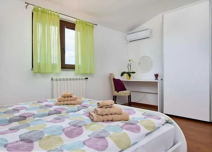 Bartona For 8 Persons With Private Swimmingpool 풀라