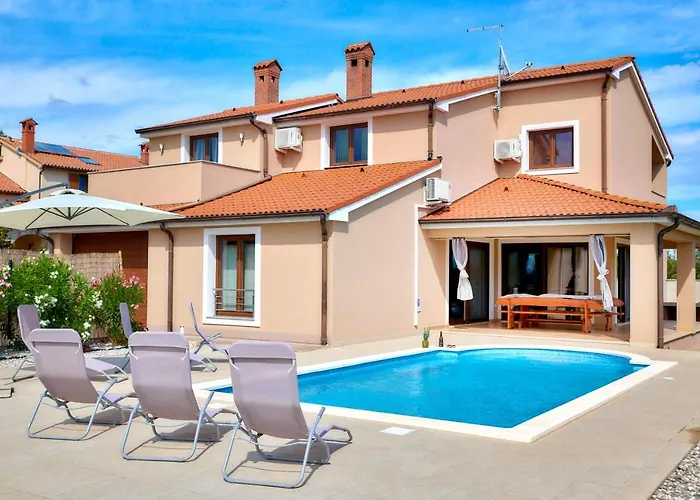 Bartona For 8 Persons With Private Swimmingpool * 풀라