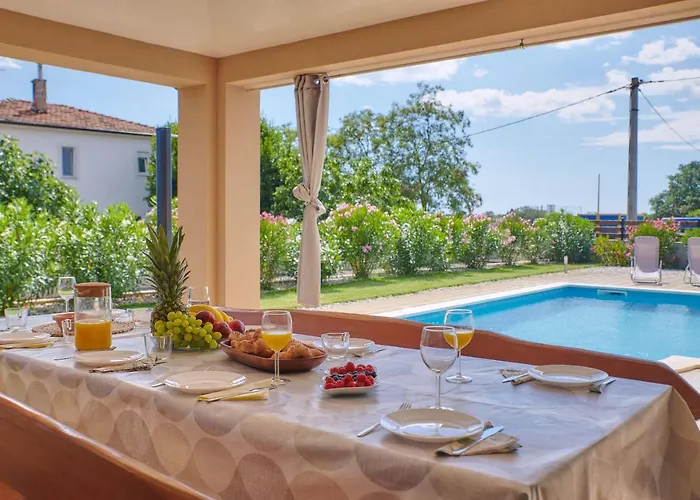 Bartona For 8 Persons With Private Swimmingpool 빌라