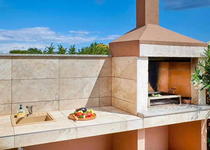 Bartona For 8 Persons With Private Swimmingpool * 풀라