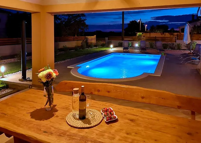 Bartona For 8 Persons With Private Swimmingpool 빌라 *